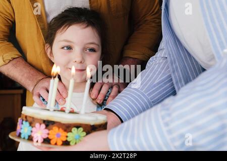 Eltern feiern zu Hause den Geburtstag ihrer Tochter Stockfoto