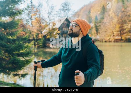 Wanderungen mit Wanderstöcken am See im Wald Stockfoto