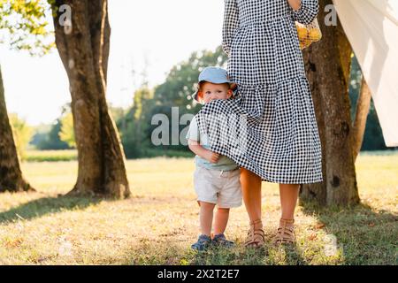 Süßes Kleinkind mit Mutter im Park Stockfoto