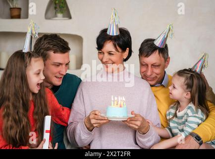 Multi-Generation, Familie Geburtstag zu Hause feiern. Stockfoto