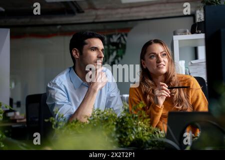 Reifer Geschäftsmann und Geschäftsfrau diskutieren im Amt Stockfoto