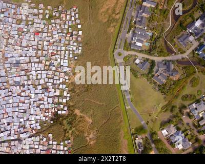 Luftlinie von Township und wohlhabenden Häusern im geteilten Südafrika Stockfoto