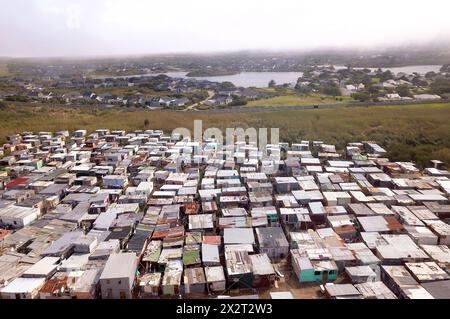 Luftlinie von Township und wohlhabenden Häusern im geteilten Südafrika Stockfoto