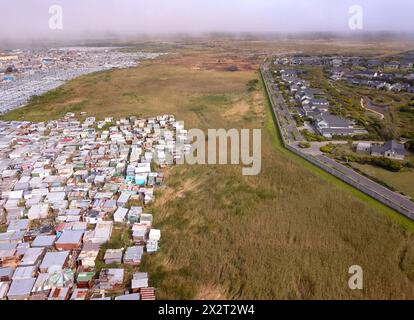 Luftlinie von Township und wohlhabenden Häusern im geteilten Südafrika Stockfoto