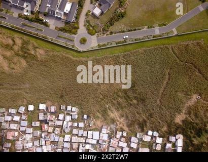 Luftlinie von Township und wohlhabenden Häusern im geteilten Südafrika Stockfoto