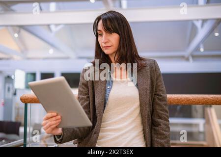 Frau mit Tablet-PC im Hörsaal Stockfoto