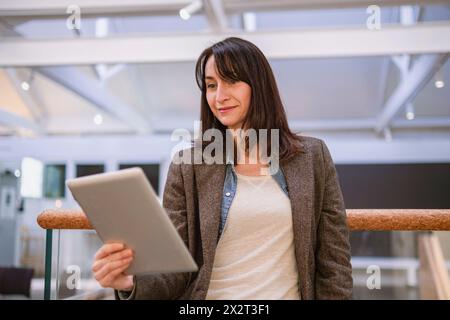 Lächelnde reife Frau mit Tablet-PC Stockfoto