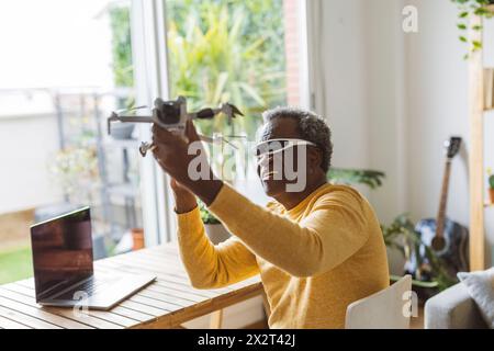 Senior-Mann mit Smartbrille, der Drohnen bedient Stockfoto
