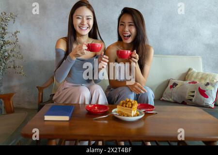 Lachende Freunde beim Kaffee im Restaurant Stockfoto