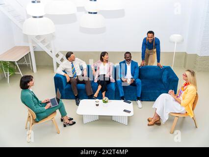 Multi-ethnische Unternehmensteams im Büro Stockfoto