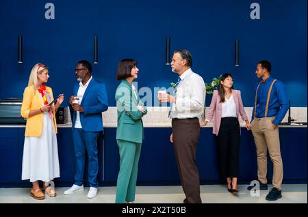 Multi-ethnische Unternehmensteams diskutieren in der Kaffeepause im Büro Stockfoto