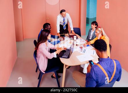 Multi-ethnische Unternehmensteams arbeiten am Schreibtisch im Büro zusammen Stockfoto