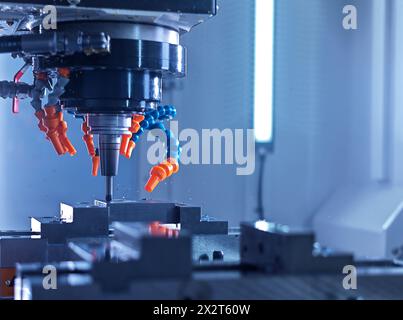 Computergesteuerte CNC-Maschine, die Metallgegenstände im Werk bohrt Stockfoto