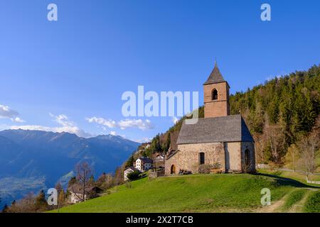 Italien, Trentino-Südtirol, Hafling, St. Katharinenkirche mit Bergen im Hintergrund Stockfoto
