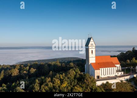 Deutschland, Baden-Württemberg, Offingen, Wallfahrtskirche St. John Baptist mit dickem Nebel im Hintergrund Stockfoto
