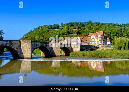 Deutschland, Niedersachsen, Hannoversch Munden, historische Werrabrücke im Sommer Stockfoto