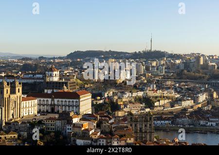 Porto, Portugal - 02.02.2024: Wunderschöner Blick auf die Altstadt von Porto und auf der anderen Seite des Flusses die Stadt Gaia. Stockfoto