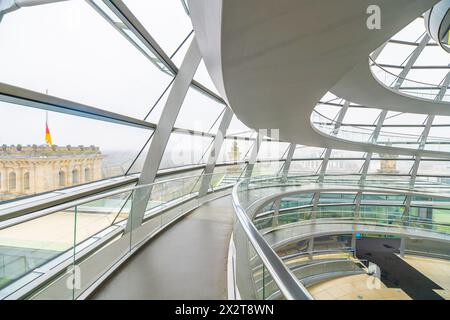 Innenansicht in die futuristische Glaskuppel des Reichstags, die den spiralförmigen Gang und das Tageslicht zeigt. Berlin, Deutschland Stockfoto