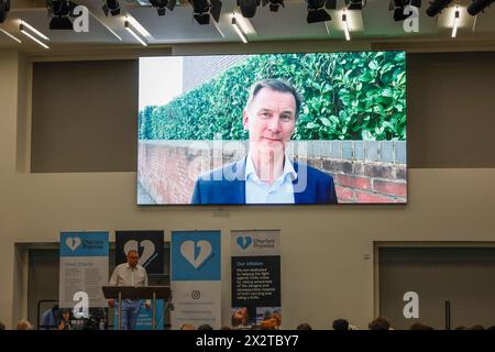 Wimbledon Football Club, Wimbledon. April 2024. Heute Abend half der Kanzler Jeremy Hunt, die Wohltätigkeitsorganisation "Charlie's Promise" über Video-Link zu eröffnen. Mr. Hunt ist ein langjähriger Freund der Familie Cosser aus Milford in Surrey, die ihren Sohn Charlie im Juli 2023 tragischerweise wegen Messerverbrechen verloren hat. Charlies Vater, Martin, versprach Charlie, als er im Royal Sussex Hospital im Koma lag, dass er den Rest seines Lebens damit verbringen würde, Jugendliche über die Gefahren von Messerverbrechen aufzuklären. Seine neu gegründete Wohltätigkeitsorganisation, Charlie's Promise, wurde heute Abend offiziell im Wimbledon Football Club gegründet Stockfoto