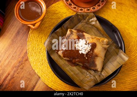 Oaxacan Tamale. Typisch für Mexiko und einige lateinamerikanische Länder. Maisteig in Bananenblätter gewickelt. Die Tamales werden gedämpft. Stockfoto