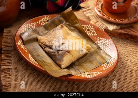 Oaxacan Tamale. Typisch für Mexiko und einige lateinamerikanische Länder. Maisteig in Bananenblätter gewickelt. Die Tamales werden gedämpft. Stockfoto