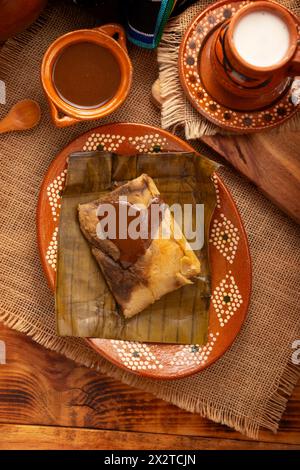 Oaxacan Tamale. Typisch für Mexiko und einige lateinamerikanische Länder. Maisteig in Bananenblätter gewickelt. Die Tamales werden gedämpft. Stockfoto