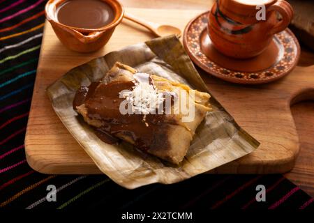 Oaxacan Tamales. Prähispanische Gericht typisch für Mexiko und einige lateinamerikanische Länder. Maisteig in Bananenblätter gewickelt. Die Tamales werden gedämpft. Stockfoto