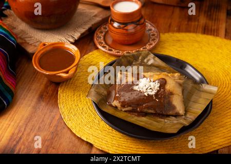 Oaxacan Tamale. Typisch für Mexiko und einige lateinamerikanische Länder. Maisteig in Bananenblätter gewickelt. Die Tamales werden gedämpft. Stockfoto