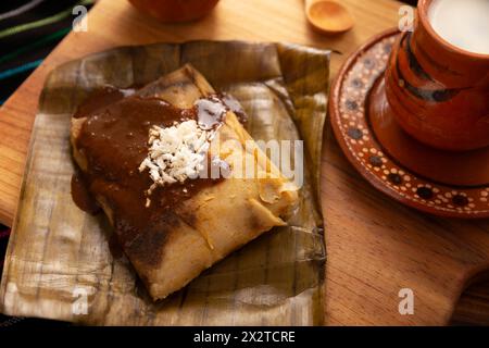 Oaxacan Tamale. Typisch für Mexiko und einige lateinamerikanische Länder. Maisteig in Bananenblätter gewickelt. Die Tamales werden gedämpft. Stockfoto