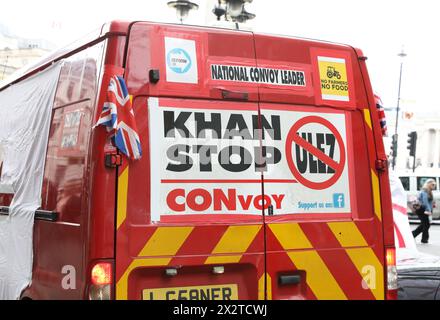 Der nationale Konvoi-Führer der Anti-ULEZ-Gruppe Stop Khan fährt am St. George's Day 2024 um den Trafalgar Square, mit den Bürgermeisterwahlen in London, Großbritannien Stockfoto