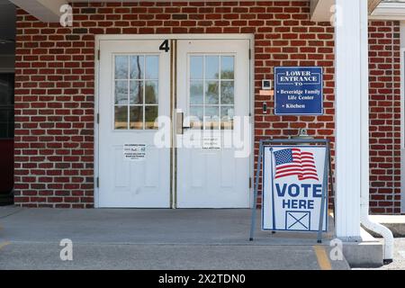 Danville, Usa. April 2024. Ein „Vote here“-Schild ist an der Danville First Baptist Church zu sehen, die als Wahlstation für Valley Township im Montour County dient. Die Wahl in Pennsylvania findet am Dienstag, den 23. April 2024, statt. Quelle: SOPA Images Limited/Alamy Live News Stockfoto