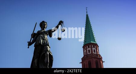 Justitia mit Waage, Justitienbrunnen, Justitienbrunnen auf dem Roemerberg, dahinter die Nikolaikirche, Frankfurt am Main, Hessen, Deutschland Stockfoto