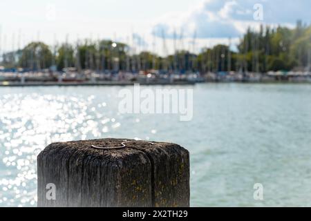 Altes verwittertes hölzernes Dock am Pier eines Segelhafens im Balaton See Stockfoto