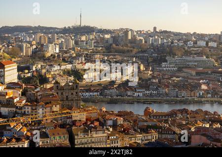 Porto, Portugal - 02.02.2024: Blick auf die Altstadt von Porto und auf der anderen Seite des Flusses die Stadt Gaia bei Sonnenuntergang. Stockfoto