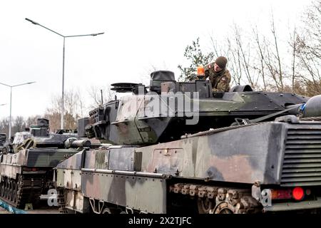 Drawsko Pomorskie, Polen. Februar 2024. Ein polnischer Armeesoldat mit der Warszawska Brygada entlädt einen Leopard 2A5 Hauptkampfpanzer während der Übung Standfast Defender 24 auf dem Drawsko Trainingsplatz am 21. Februar 2024 in Drawsko Pomorskie, Polen. Quelle: SFC Kyle Larsen/US Army Photo/Alamy Live News Stockfoto