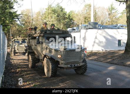 Drawsko Pomorskie, Polen. 28. Februar 2024. NATO Allied Rapid Reaction Corps, Stabschef Generalmajor Michael Keating, reitet in einem britischen Foxhound mit Aoldiern, die dem 7. Light Mechanized Brigade Combat Team zugeteilt wurden, während der Übung standhafter Verteidiger 24, 28. Februar 2024, in Drawsko Pomorskie, Polen. Quelle: SFC Kyle Larsen/US Army Photo/Alamy Live News Stockfoto