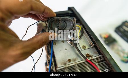 Leuchtröhre mit LED-Lampe und Fresnel-Linse in chinesischem Projektor Stockfoto