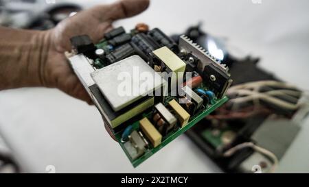 Leuchtröhre mit LED-Lampe und Fresnel-Linse in chinesischem Projektor Stockfoto