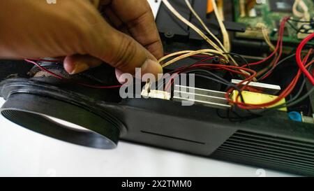 Leuchtröhre mit LED-Lampe und Fresnel-Linse in chinesischem Projektor Stockfoto