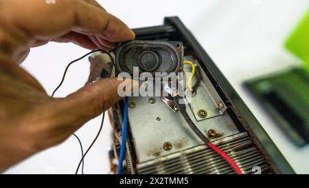 Leuchtröhre mit LED-Lampe und Fresnel-Linse in chinesischem Projektor Stockfoto