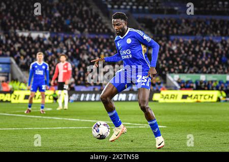 King Power Stadium, Leicester, Großbritannien. April 2024. EFL Championship Football, Leicester City gegen Southampton; Wilfred Ndidi aus Leicester on the Ball Credit: Action Plus Sports/Alamy Live News Stockfoto