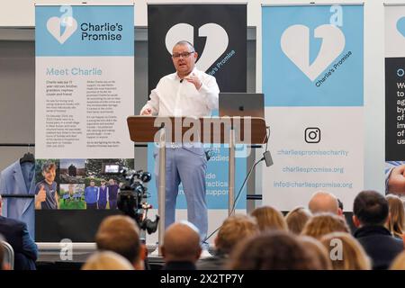 Wimbledon Football Club, Wimbledon. April 2024. Heute Abend half der Kanzler Jeremy Hunt, die Wohltätigkeitsorganisation "Charlie's Promise" über Video-Link zu eröffnen. Mr. Hunt ist ein langjähriger Freund der Familie Cosser aus Milford in Surrey, die ihren Sohn Charlie im Juli 2023 tragischerweise wegen Messerverbrechen verloren hat. Charlies Vater, Martin, versprach Charlie, als er im Royal Sussex Hospital im Koma lag, dass er den Rest seines Lebens damit verbringen würde, Jugendliche über die Gefahren von Messerverbrechen aufzuklären. Seine neu gegründete Wohltätigkeitsorganisation, Charlie's Promise, wurde heute Abend offiziell im Wimbledon Football Club gegründet Stockfoto