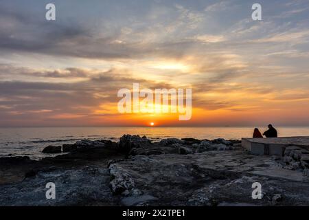 Blick auf den Sonnenuntergang am adreatischen Meer in der Nähe von Umag, Istrien, Kroatien Stockfoto