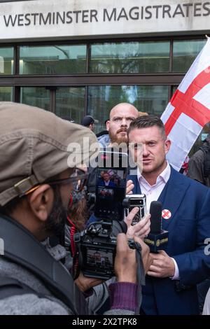 London, Großbritannien. April 2024. Der rechtsextreme Aktivist Stephen Yaxley-Lennon, besser bekannt als Tommy Robinson, spricht vor dem Westminster Magistrates Court, nachdem er während eines Antisemitismus-marsches im November letzten Jahres in Westminster freigestellt wurde, gegen eine Dispersationsverfügung gemäß Section 35 des Crime and Poliing Act 2014 verstoßen zu haben. Er wurde von einem Bezirksrichter freigesprochen, der urteilte, dass die Macht, die von der Metropolitan Police gegen ihn angewendet wurde, rechtlich nicht genehmigt war. Quelle: Mark Kerrison/Alamy Live News Stockfoto
