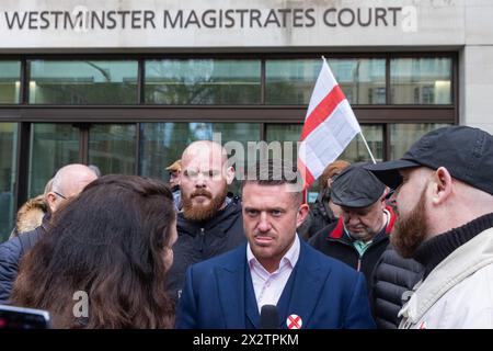 London, Großbritannien. April 2024. Der rechtsextreme Aktivist Stephen Yaxley-Lennon (c), besser bekannt als Tommy Robinson, spricht vor dem Westminster Magistrates Court, nachdem er während eines Antisemitismus-marsches im November letzten Jahres in Westminster freigestellt wurde, gegen eine Dispersationsverfügung gemäß Section 35 des Crime and Poliing Act 2014 verstoßen zu haben. Er wurde von einem Bezirksrichter freigesprochen, der urteilte, dass die Macht, die von der Metropolitan Police gegen ihn angewendet wurde, rechtlich nicht genehmigt war. Quelle: Mark Kerrison/Alamy Live News Stockfoto