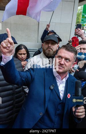 London, Großbritannien. April 2024. Der rechtsextreme Aktivist Stephen Yaxley-Lennon, besser bekannt als Tommy Robinson, spricht vor dem Westminster Magistrates Court, nachdem er während eines Antisemitismus-marsches im November letzten Jahres in Westminster freigestellt wurde, gegen eine Dispersationsverfügung gemäß Section 35 des Crime and Poliing Act 2014 verstoßen zu haben. Ein Bezirksrichter sprach ihn frei und entschied, dass die Macht, die von der Metropolitan Police gegen ihn angewendet wurde, rechtlich nicht genehmigt worden sei. Quelle: Mark Kerrison/Alamy Live News Stockfoto