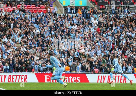 London, Großbritannien. April 2024. Coventry City Stürmer Haji Wright (11) Elfmeterschießen während des Halbfinalspiels Coventry City FC gegen Manchester United FC Emirates FA Cup im Wembley Stadium, London, England, Großbritannien am 21. April 2024 Credit: Every Second Media/Alamy Live News Stockfoto