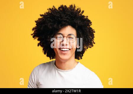 Sorglos Lächeln afrikanisch-amerikanischen Mann mit buschigen Frisur Stockfoto