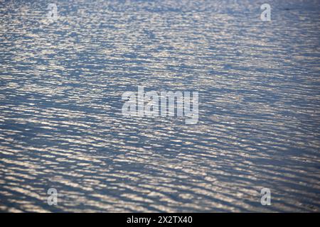 Meeresoberfläche aus der Vogelperspektive. Foto von blauen Wellen und Oberflächenstruktur des Wassers. Blauer Meereshintergrund. Horizontal Stockfoto