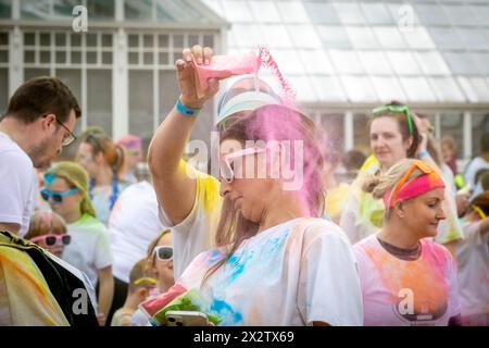 Die junge Frau hat beim Colour Run farbiges Pulver über den Kopf gegossen, zu Hilfe von St. Rocco's Hospice, Warrington Stockfoto